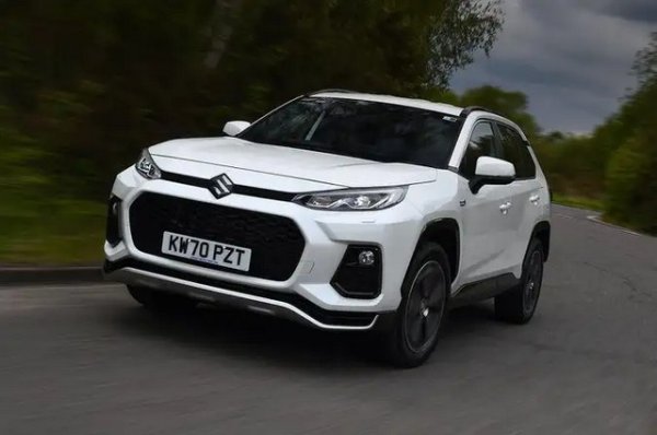 Suzuki Across предлага добър пробег само на електричество и мощна производителност. Високата му каталожна цена обаче намалява привлекателността му сред частните купувачи, защото много алтернативи са по-евтини, по-добри за шофиране и &bdquo;по-умни&ldquo; отвътре.
Обхват само на електричество - 74 км